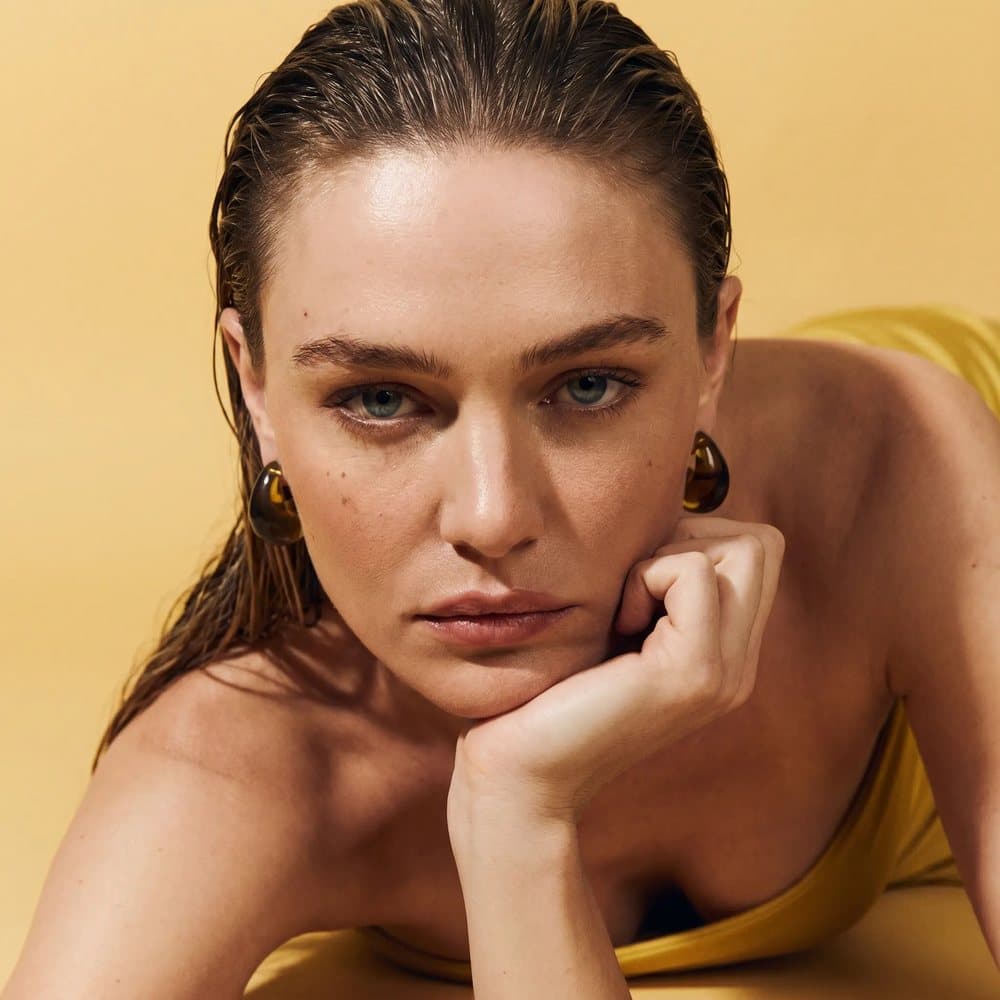 Lucea Jewelry için yapay zeka ile üretilmiş yakın portre