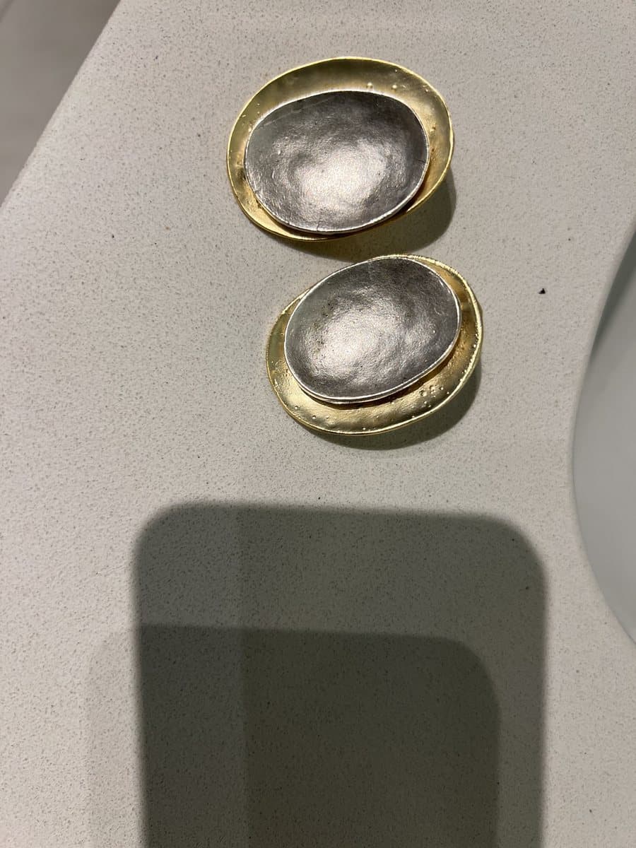 Lucea Jewelry Solis küpe: markanın gönderdiği, tezgah üstünde çekilmiş fotoğraf