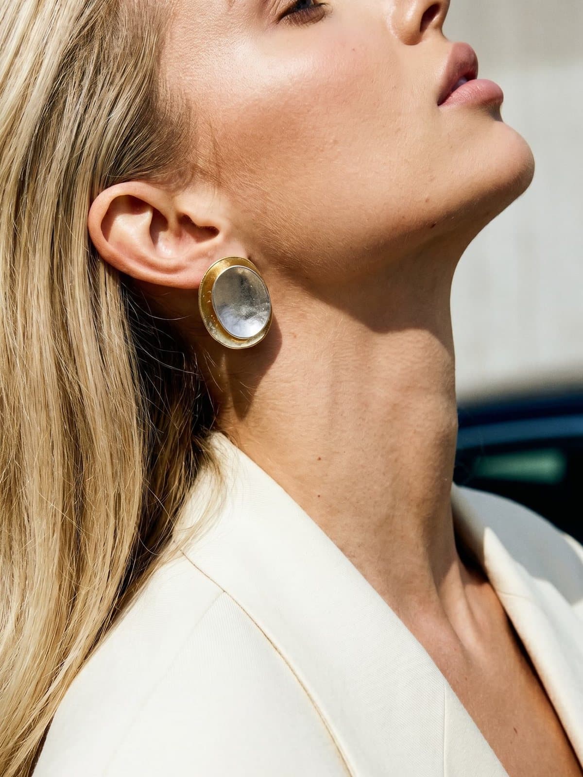 Lucea Jewelry Solis küpe: yapay zeka ile üretilmiş modelli editoryal kare