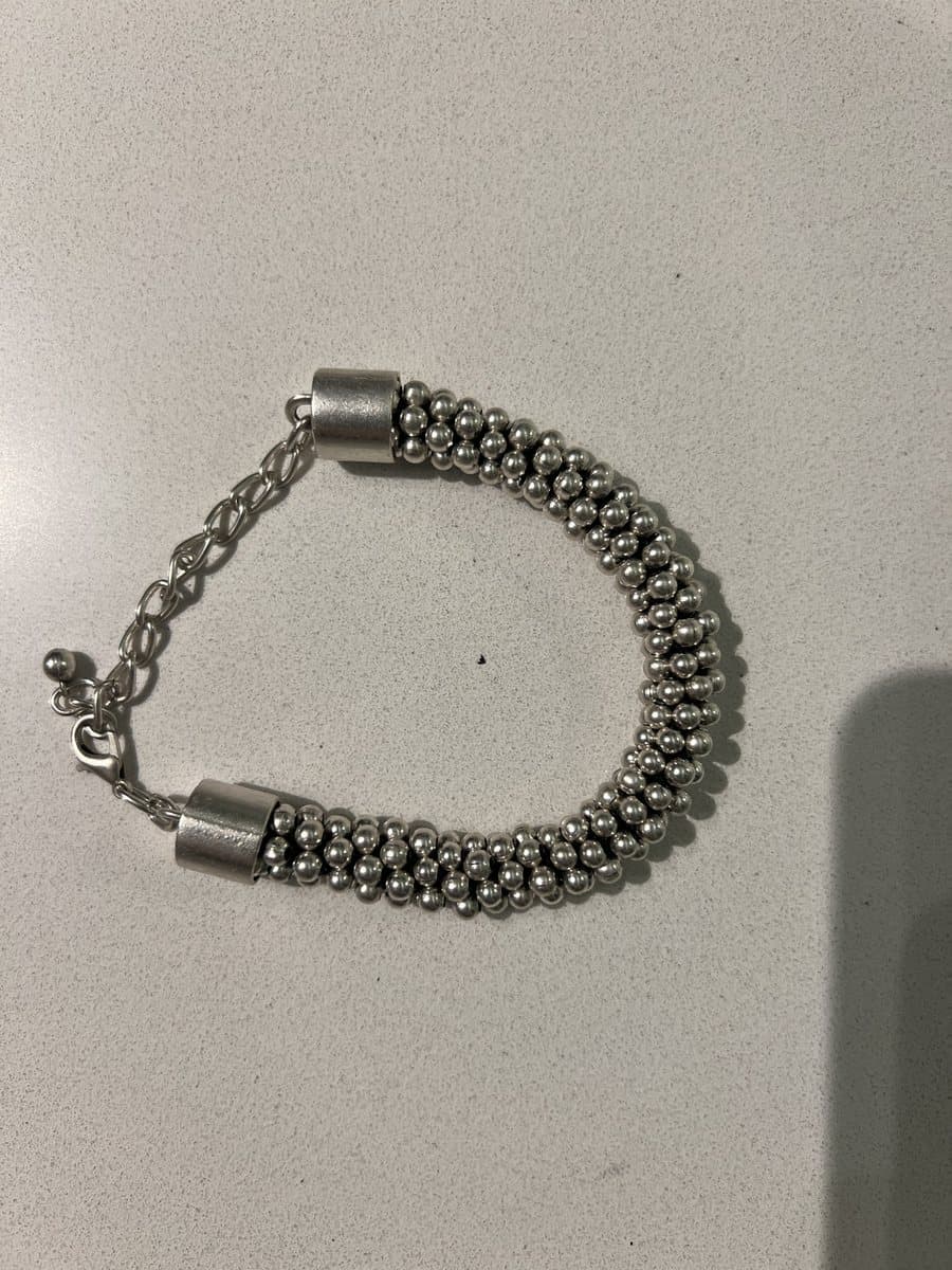 Lucea Jewelry Vesper bileklik: markanın gönderdiği, tezgah üstünde çekilmiş fotoğraf