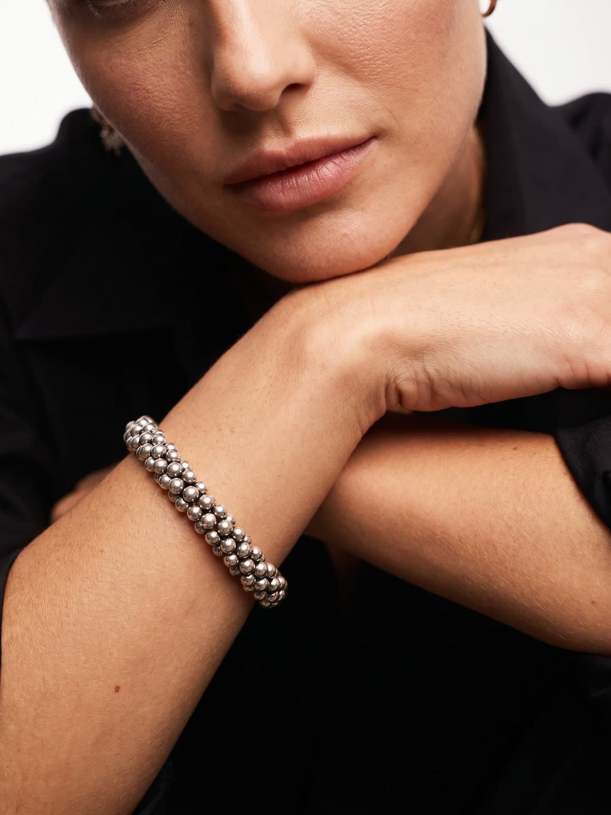 Lucea Jewelry Vesper bileklik: yapay zeka ile üretilmiş modelli kare